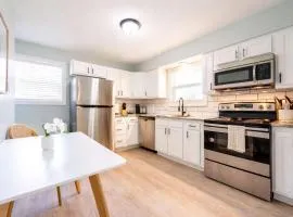 Indy Cottage Bliss: Comfort & Style Await You