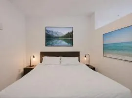 Chic & Modern Apartment In The Heart Of Downtown