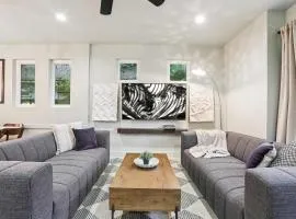Luxe Lone Star Oasis near Downtown with Hot Tub