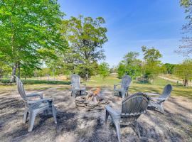 Surrounding Pasture Views! Peaceful Escape in Iuka、Iukaのホテル