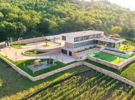 Spectacular Villa Excelsior Perfect for Families, Business, or Celebrations, hotel di Šumet