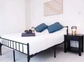 Seafront Beach House, Sea Views & Free Parking