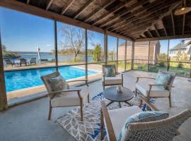 The Bungalow Pool Dock Kayaks & Game Room, hotel i Topping