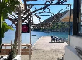 A&K Seafront Apartment 10m to Beach-Private Access,Tolo