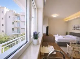 Sunny Minimal Studio Near Metro by ΜΡS