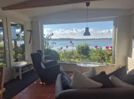 Ferienhaus erste Reihe am See mit Panoramablick und Garten