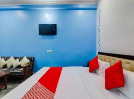 Hotel O Grand Village، فندق في Jhūsi