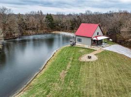 Moose Cabin | Secluded Cabin w/ Private Pond, hotel i Sullivan