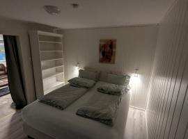 50 m2 Cozy apartment with kitchen, hotel u gradu Harstad