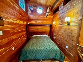 Treehouse by the Creek, hotel di Walland
