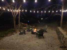 Historic Stone Cottage by River with Fire Pit, ξενοδοχείο σε Hardy