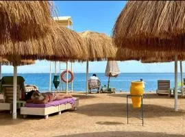 Luxury Studio, pool, Private beach & close to Airport