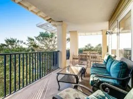Sunny condo with pool and tennis court access