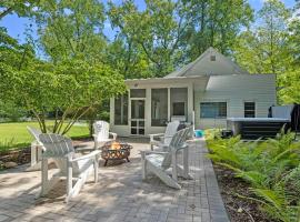 Whispering Arbor by Juniper Holiday + Home, ξενοδοχείο σε Lakeside