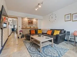 2BR House Sleeps 5 - Near Centre Gloucester