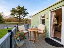 2 Bedroom Lakeview Lodge - Ensuite & Balcony Deck