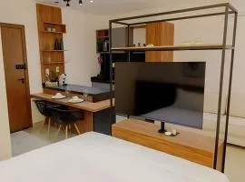 Studio Moderno com Internet e Garagem.