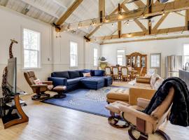 'The Townhall' Northwoods Retreat w/ Large Patio!, hotel u gradu Conover