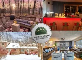 6BR Ultimate Group Hangout with GameRoom, Bar, HotTub, Lake