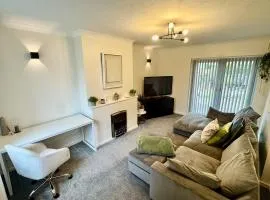 Spacious Comfortable 3-Bed Home - Private D…