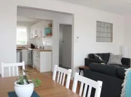 Sunny 2 Bedroom Villa - Pet Friendly - EV Charging