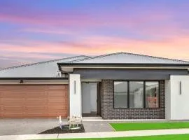 Perfect Upscale Donnybrook Family Home