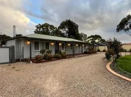 Modern Wallan Stay with Alfresco BBQ & Fireplace