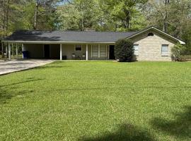 Spacious Private Retreat Near Town & Lake, hotel i Jasper