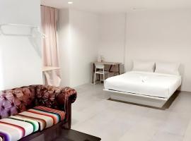 Mitr Inn Sukhumvit 2 - BTS นานา มิตร สุขุมวิท 2, hotell i Bang Kapi