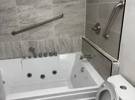 Studio with jacuzzi near Boardwalk