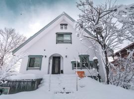Hakuba Slopeside Chalet, hotel di Otari