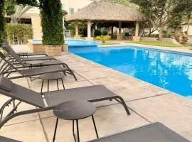 Casa con terraza frente alberca