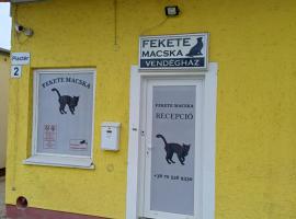 Fekete Macska Vendégház, Hotel in Tata