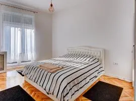 Bright Apartment Central