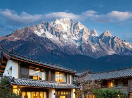 丽江无尔雪山下泳池花园民宿، فندق في ليجيانغ