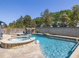 3BR Main House Poolside Dining Near Beaches, hotel i Oxnard