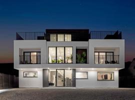 Luxury Large Modern Beach House with Sea Views, khách sạn ở Croyde