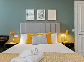 Castle Steps Away - Modern City Flat