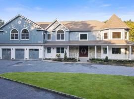 Game Room, Hot Tub! Family Getaway in Bayshore, Hotel in Bay Shore