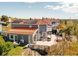 Wonderful view of the treetops next to the golf course, 4 bedrooms, Hotel in Ingarö