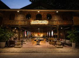 Loopmoto Riverside Homestay, Hotel in Làng Lap
