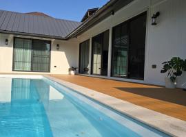 DRIZZLE pool and pillows, Hotel in Phra Khanong