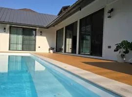 DRIZZLE pool and pillows