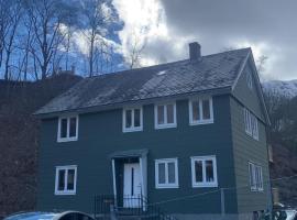 Green House Odda- The whole house, contains two spacius Trolltunga apartments- Great parking, hotel v mestu Odda