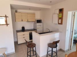 Charmante petite maison, Hotel in Chastellux-sur-Cure