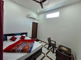 Hotel Royal galaxy: Dharāsu şehrinde bir otel