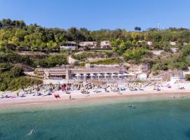 Camping Village Ripari di Giobbe, hotel v destinaci Ortona