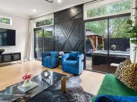 Black House - Downtown Elegance with HotTub and King Beds