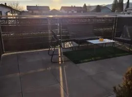 Stadt und See Nahes wohnen mit großer Terasse und Carport Parkplatz