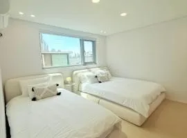 Hongdae Entrance Station 1 Min Airport Railroad Direct Spacious 3BR 2BA Entire Apartment